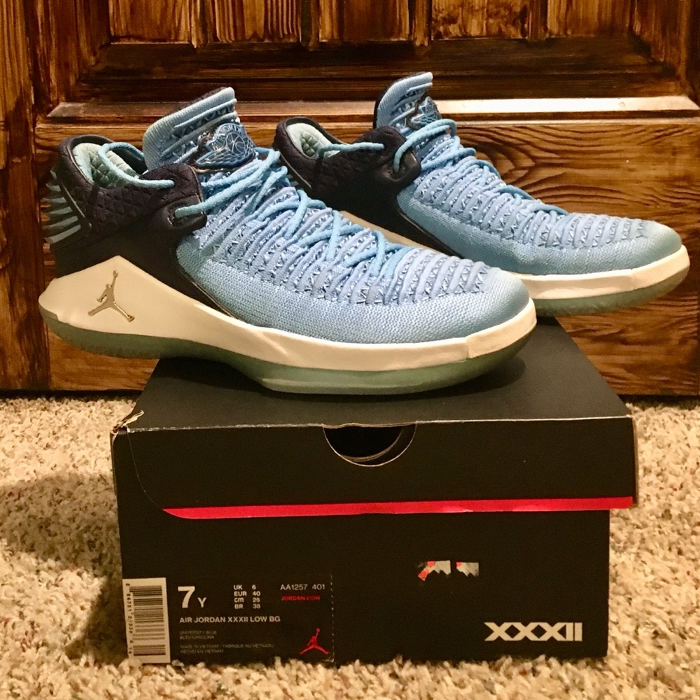 JORDAN XXXII LOW BG UNC TARHEELS SHOES
